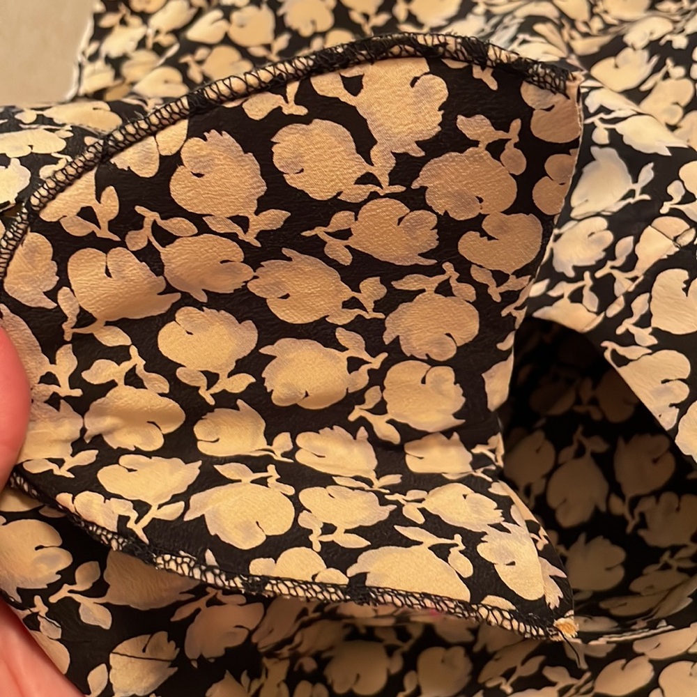 NWT Douglass 100% Silk Tan & Black Floral Blouse w/Back Keyhole - Size Medium - Picture 10 of 14